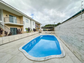 Apto Térreo 2 quartos sendo 1 suite (ambos com ar), em condomínio a aproximadamente 900m da Barraca do Gaúcho, condomínio com wi-fi, piscina e área Gourmet